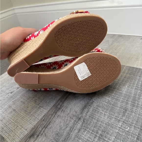 NEW Tory Burch Dory Red Floral Canvas Peep Toe Wedge Heels Size 8.5 - Picture 3 of 5